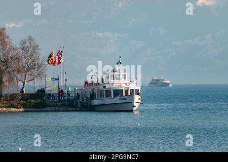 Thun, Schweiz, 12. Februar 2023 kleines Boot mit Passagieren auf einer Kreuzfahrt über den Thunersee Stockfoto