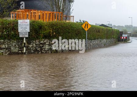 Clonakilty, West Cork, Irland. 21. März 2023. Die Straßen in West Cork überfluteten heute nach 24 Stunden unaufhörlichen Regens und einer astronomischen Flut. Der Regen wird die ganze Nacht andauern, was morgen früh bei Flut zu weiteren Überschwemmungen führen wird. Kredit: AG News/Alamy Live News Stockfoto