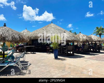 Eagle Beach, Oranjestad, Aruba - 9. März 2022. Gäste essen in einem Restaurant im Freien in einem Resort in Aruba. Stockfoto