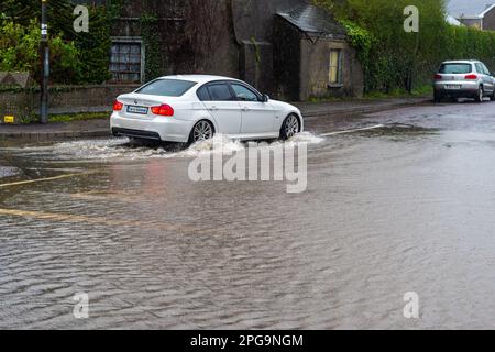 Clonakilty, West Cork, Irland. 21. März 2023. Die Straßen in West Cork überfluteten heute nach 24 Stunden unaufhörlichen Regens und einer astronomischen Flut. Der Regen wird die ganze Nacht andauern, was morgen früh bei Flut zu weiteren Überschwemmungen führen wird. Kredit: AG News/Alamy Live News Stockfoto