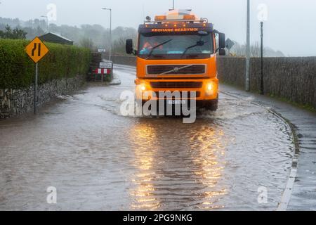 Clonakilty, West Cork, Irland. 21. März 2023. Die Straßen in West Cork überfluteten heute nach 24 Stunden unaufhörlichen Regens und einer astronomischen Flut. Der Regen wird die ganze Nacht andauern, was morgen früh bei Flut zu weiteren Überschwemmungen führen wird. Kredit: AG News/Alamy Live News Stockfoto