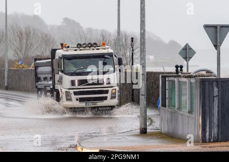 Clonakilty, West Cork, Irland. 21. März 2023. Die Straßen in West Cork überfluteten heute nach 24 Stunden unaufhörlichen Regens und einer astronomischen Flut. Der Regen wird die ganze Nacht andauern, was morgen früh bei Flut zu weiteren Überschwemmungen führen wird. Kredit: AG News/Alamy Live News Stockfoto