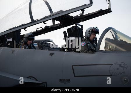 Brandon, Suffolk, Großbritannien. 14. März 2023. F-15E Strike Eagle-Crew der 492. Kampfgeschwader zum Start in Royal Air Force Lakenheath, England, bereit für eine Übung Cobra Warrior 23-1 Mission am 14. März 2023. Übung Cobra Warrior, eine von der RAF geführte multinationale Übung, bietet allen teilnehmenden Ländern wertvolle Möglichkeiten, Taktiken, Techniken und Verfahren in komplexen Szenarien gegen Gegner zu üben und zu entwickeln. Kredit: Charles Welty/USA Air Force/ZUMA Press Wire Service/ZUMAPRESS.com/Alamy Live News Stockfoto