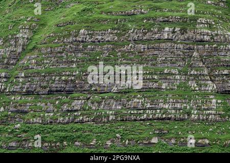 Erosionslinien von geschichteten Sedimentgesteinsschichten in steilen Berghängen, Karstlandschaften im Miera-Tal, Kantabrien, Spanien Stockfoto