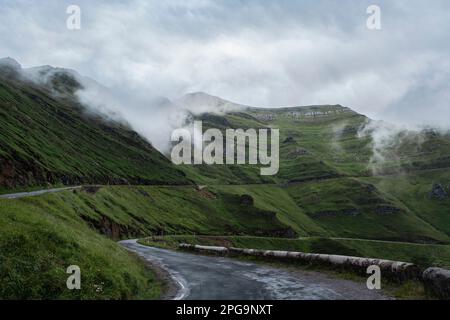 Kurvige Bergstraße in Kantabrien, Spanien Stockfoto