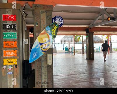 Oranjestad, Aruba - 9. März 2022. Eine Open-Air-Bar am Hafen Stockfoto