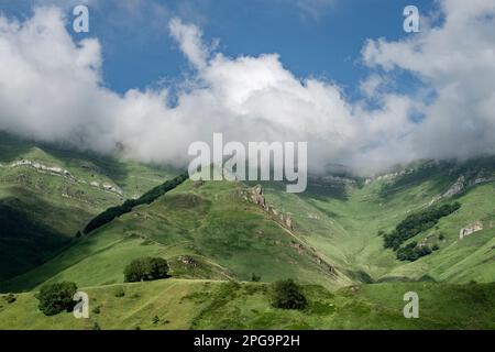 Raue Berglandschaft mit grünen, steilen Kalksteinhängen in Valles Pasiegos, Kantabrien, Nordspanien Stockfoto