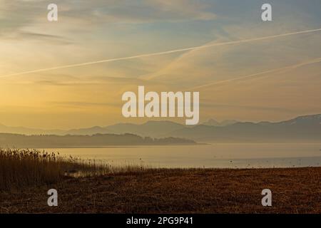 Blick über den Chiemsee bei Sonnenuntergang Stockfoto