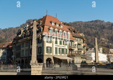 Thun, Schweiz, 13. Februar 2023 Moderne Architektur und schöne Plätze im Stadtzentrum Stockfoto