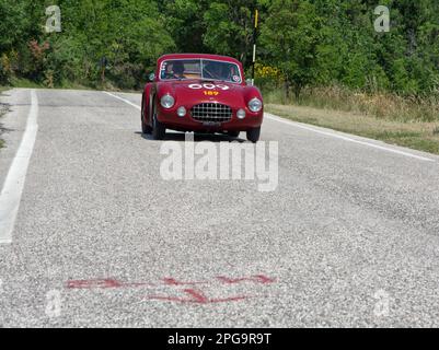 URBINO - ITALIEN - 16. JUNI 2022 : ERMINI 1100 BERLINETTA MOTTO 1950 auf einem alten Rennwagen in der Rallye Mille Miglia 2022 Stockfoto