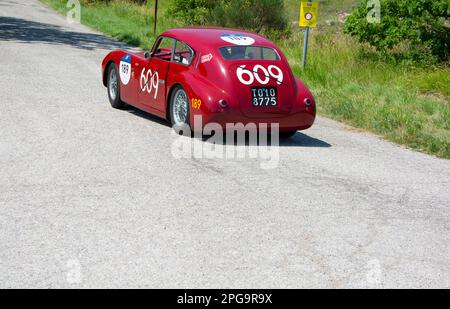 URBINO - ITALIEN - 16. JUNI 2022 : ERMINI 1100 BERLINETTA MOTTO 1950 auf einem alten Rennwagen in der Rallye Mille Miglia 2022 Stockfoto