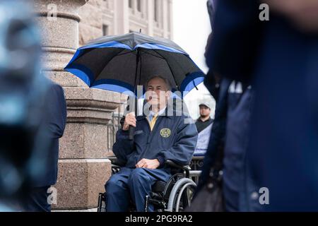 Austin, Texas, USA. 20. März 2023. Republikanische Regierung In Texas. GREG ABBOTT wartet, während er eine Kundgebung für „coole Choice“ für eine Menschenmenge von etwa 150 Personen auf den nördlichen Stufen des Texas Capitol startet. Republikanische Gesetzgeber haben wiederholt versucht, Maßnahmen zu verabschieden, die öffentliche Bildungsgelder zur Finanzierung von Gutscheinen verwenden würden, die Eltern nutzen würden, um öffentliche Schulen in Texas für private Bildung zu umgehen. (Kreditbild: © Bob Daemmrich/ZUMA Press Wire) NUR REDAKTIONELLE VERWENDUNG! Nicht für den kommerziellen GEBRAUCH! Stockfoto