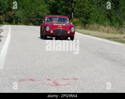 URBINO - ITALIEN - 16. JUNI 2022 : ERMINI 1100 BERLINETTA MOTTO 1950 auf einem alten Rennwagen in der Rallye Mille Miglia 2022 Stockfoto