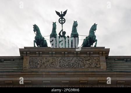 Die Skulptur auf dem Brandenburger Tor zeigt einen Wagen, der von Victoria, der Siegergöttin, gefahren wurde Stockfoto