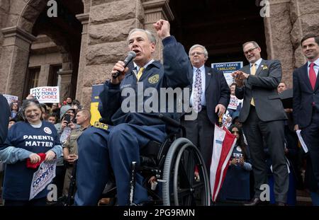 Austin, Texas, USA. 21. März 2023. Der republikanische JACK FINGER aus San Antonio hält ein Schild mit der Bezeichnung Texas Gov. Greg Abbott (nicht abgebildet) berichtet von einer Kundgebung für „coole Choice“ für eine Menschenmenge von etwa 150 Personen auf den nördlichen Stufen des Texas Capitol. Republikanische Gesetzgeber haben wiederholt versucht, Maßnahmen zu verabschieden, die öffentliche Bildungsgelder zur Finanzierung von Gutscheinen verwenden würden, die Eltern nutzen würden, um öffentliche Schulen in Texas für private Bildung zu umgehen. Hinter Abbott stehen Außenminister JAMES FRANK, Senator PAUL BETTENCOURT, Senator KEVIN SPARKS, Senator MAYES MIDDLETON, Rep. STEVE TOTH. (Kreditbild: © Bob Daemmrich/ZUMA Press Wire Stockfoto