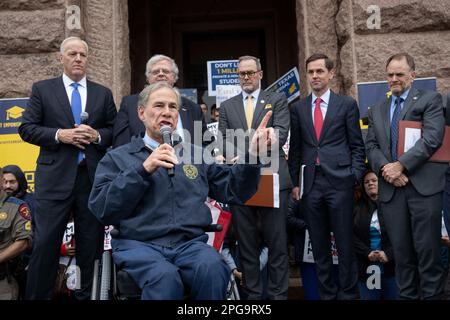 Austin, Texas, USA. 21. März 2023. Der republikanische JACK FINGER aus San Antonio hält ein Schild mit der Bezeichnung Texas Gov. Greg Abbott (nicht abgebildet) berichtet von einer Kundgebung für „coole Choice“ für eine Menschenmenge von etwa 150 Personen auf den nördlichen Stufen des Texas Capitol. Republikanische Gesetzgeber haben wiederholt versucht, Maßnahmen zu verabschieden, die öffentliche Bildungsgelder zur Finanzierung von Gutscheinen verwenden würden, die Eltern nutzen würden, um öffentliche Schulen in Texas für private Bildung zu umgehen. Hinter Abbott stehen Außenminister JAMES FRANK, Senator PAUL BETTENCOURT, Senator KEVIN SPARKS, Senator MAYES MIDDLETON, Rep. STEVE TOTH. (Kreditbild: © Bob Daemmrich/ZUMA Press Wire Stockfoto