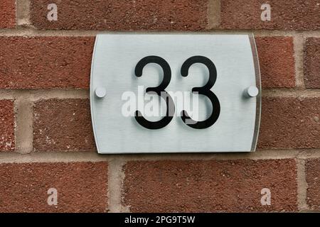 Straßennamen, Hausnummern und Handelsschilder in den Städten und Gemeinden Großbritanniens. Stockfoto