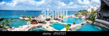 Cozumel, Mexiko - 3,2023 - Panoramablick auf die Pools und das Meer im Dolphin Discovery Chankanaab Beach Adventure Park. Stockfoto