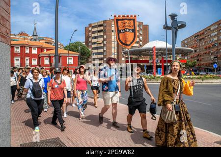 Schauspieler spielen Don Quixote de la Mancha durch das Zentrum der Stadt Alcala de Henares, Madrid Spanien Cervantes Train. Die Cerva wurde 1997 gegründet Stockfoto