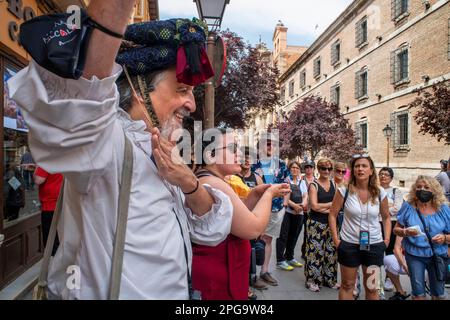 Schauspieler spielen Don Quixote de la Mancha durch das Zentrum der Stadt Alcala de Henares, Madrid Spanien Cervantes Train. Die Cerva wurde 1997 gegründet Stockfoto