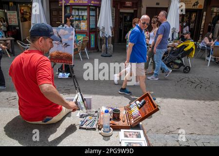 Straßenmaler und Restaurants Bar Tische und Touristen Dining entlang der Straßen der calle Mayor Hauptstraße von Alcala de Henares Madrid Spanien Stockfoto