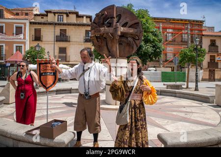 Schauspieler spielen Don Quixote de la Mancha durch das Zentrum der Stadt Alcala de Henares, Madrid Spanien Cervantes Train. Die Cerva wurde 1997 gegründet Stockfoto