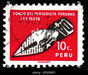 MOSKAU, RUSSLAND - 16. MÄRZ 2023: Poststempel gedruckt in Peru zeigt Pen, Surtax für Journalismus-Serie, ca. 1967 Stockfoto