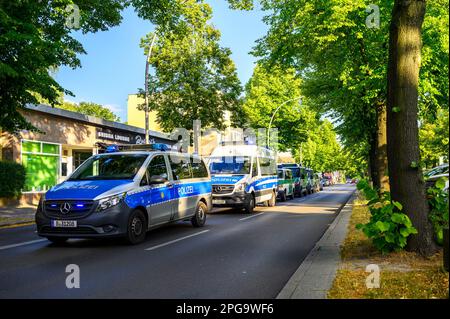 Berlin, Deutschland - 28. Juni 2019: Einsatz der Berliner Polizei mit mehreren Einsatzfahrzeugen vor einer Hookah-Bar. Stockfoto