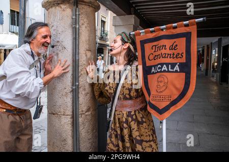 Schauspieler spielen Don Quixote de la Mancha durch das Zentrum der Stadt Alcala de Henares, Madrid Spanien Cervantes Train. Die Cerva wurde 1997 gegründet Stockfoto