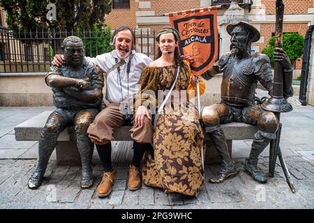 Schauspieler spielen Don Quixote de la Mancha durch das Zentrum der Stadt Alcala de Henares, Madrid Spanien. Vor Dem Geburtshaus Von Cervantes. Status Stockfoto