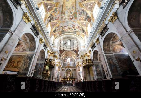 Die Kathedrale von Ljubljana, die Kirche St. Nicholas ist die wichtigste Kirche der Stadt und die Türme über dem Poga Arjev Trg in der historischen Altstadt. Slowenien Stockfoto