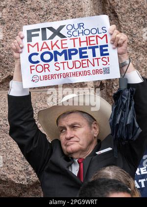 Austin, Texas, USA. 20. März 2023. Der republikanische JACK FINGER aus San Antonio hält ein Schild mit der Aufschrift "Unsere Schulen reparieren. Lassen Sie Sie Um Schüler Kämpfen!“ Als texanische Regierung. Abbott (nicht abgebildet) berichtet von einer Kundgebung für „coole Choice“ für eine Menschenmenge von etwa 150 Personen auf den nördlichen Stufen des Texas Capitol. Republikanische Gesetzgeber haben wiederholt versucht, Maßnahmen zu verabschieden, die öffentliche Bildungsgelder zur Finanzierung von Gutscheinen verwenden würden, die Eltern nutzen würden, um öffentliche Schulen in Texas für private Bildung zu umgehen. (Kreditbild: © Bob Daemmrich/ZUMA Press Wire) NUR REDAKTIONELLE VERWENDUNG! Nicht für den kommerziellen GEBRAUCH! Stockfoto