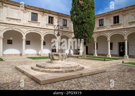 Gebäudefassade der Universität Alcala de Henares, Provinz Madrid, Spanien. Patio Mayor der Antigua Universidad aus dem 17. Jahrhundert oder Colegio de San Ildefonso. Stockfoto