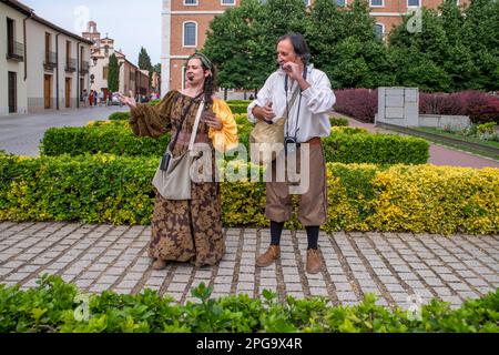 Schauspieler spielen Don Quixote de la Mancha durch das Zentrum der Stadt Alcala de Henares, Madrid Spanien Cervantes Train. Die Cerva wurde 1997 gegründet Stockfoto