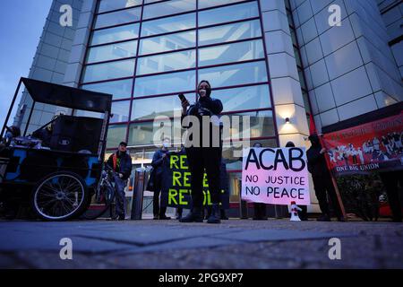 Die Leute nehmen an einer Demonstration zum zweiten Jahrestag der Aufstände von Bristol Kill the Bill Teil. Die Demonstranten marschieren von der Bear Pit zur Polizeistation Bridewell im Stadtzentrum von Bristol, um sowohl den Jahrestag als auch die Veröffentlichung des Casey-Berichts in der Met Police zu feiern. Foto: Dienstag, 21. März 2023. Stockfoto