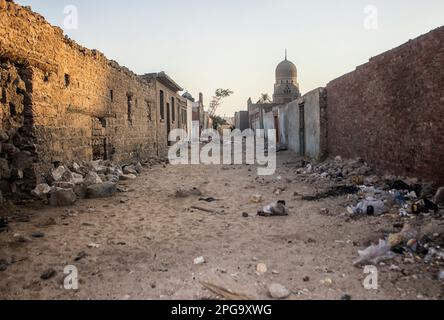 Die Stadt der Toten verlassen. Die Stadt der Toten, oder Kairo Nekropole, auch als Qarafa bezeichnet, ist eine Reihe von riesigen Nekropolen und Friedhöfen aus der islamischen Ära in Kairo, Ägypten. Stockfoto