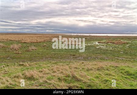 Die Promenade mit Blick auf die Ribble Estuary in Lytham, Lytham St Annes, Fylde Coast, Lancashire Großbritannien - 24. Februar 2023 Stockfoto