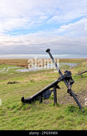 Alter Anker an der Promenade mit Blick auf die Ribble Estuary in Lytham, Lytham St Annes, Fylde Coast, Lancashire Großbritannien - 24. Februar 2023 Stockfoto