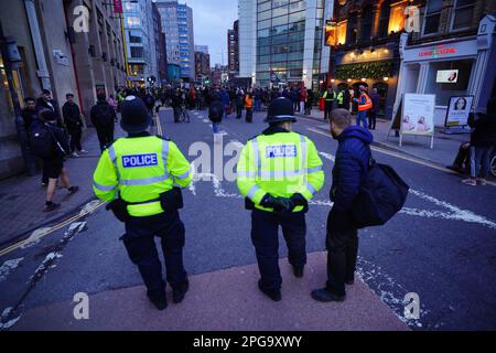 Die Leute nehmen an einer Demonstration zum zweiten Jahrestag der Aufstände von Bristol Kill the Bill Teil. Die Demonstranten marschieren von der Bear Pit zur Polizeistation Bridewell im Stadtzentrum von Bristol, um sowohl den Jahrestag als auch die Veröffentlichung des Casey-Berichts in der Met Police zu feiern. Foto: Dienstag, 21. März 2023. Stockfoto