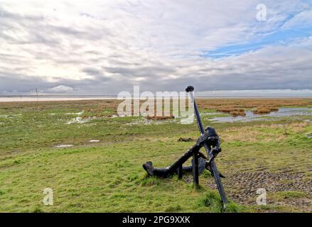 Alter Anker an der Promenade mit Blick auf die Ribble Estuary in Lytham, Lytham St Annes, Fylde Coast, Lancashire Großbritannien - 24. Februar 2023 Stockfoto