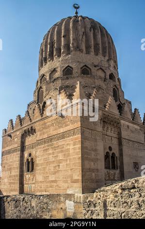 Eine Moschee in der Stadt der Toten. Die Stadt der Toten, oder Kairo Nekropole, auch als Qarafa bezeichnet, ist eine Reihe von riesigen Nekropolen und Friedhöfen aus der islamischen Ära in Kairo, Ägypten. Stockfoto