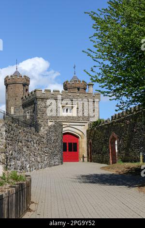 Historisches Gebäude in Nordirland, die Barbican Gate Lodge in der Altstadt von Antrim, Nordirland Stockfoto