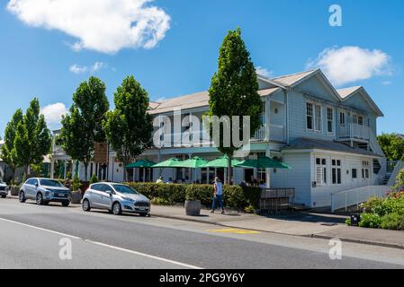 Das White Swan Country Hotel. Historisches Gebäude in der Main Street, Greytown, Neuseeland, transportiert von Gracefield. Greytown Community Heritage Trust Stockfoto