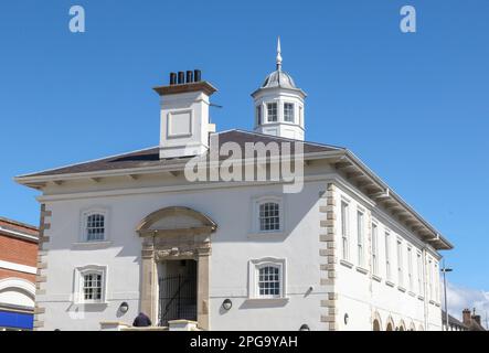 Außenansicht des alten Gerichtsgebäudes Antrim - ein ehemaliges weißes nordirisches Gerichtsgebäude, das in einen öffentlichen Veranstaltungsort in Antrim umgewandelt wurde. Stockfoto