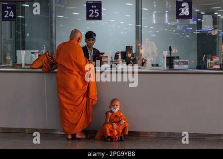 Bangkok, Thailand. 21. März 2023. Monk und Neuling-Mönch sahen, wie sie ein Zugticket am Bang Sue Grand Station in Bangkok kauften. (Kreditbild: © Varuth Pongsapipatt/SOPA Images via ZUMA Press Wire) NUR REDAKTIONELLE VERWENDUNG! Nicht für den kommerziellen GEBRAUCH! Stockfoto