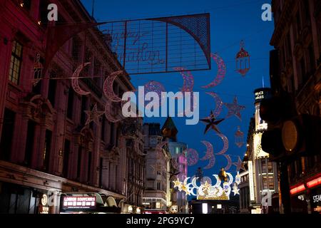 Lichter, die während Londons ersten Ramadan-Lichtern, die den Beginn des Ramadan feierten, bei den Piccadilly Lights im Zentrum Londons nicht angingen. Foto: Dienstag, 21. März 2023. Stockfoto