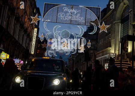 Londons erste Ramadan-Lichter zur Feier des Ramadan, an den Piccadilly Lights im Zentrum von London. Foto: Dienstag, 21. März 2023. Stockfoto