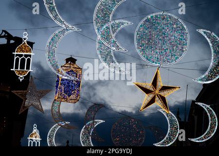 Londons erste Ramadan-Lichter zur Feier des Ramadan, an den Piccadilly Lights im Zentrum von London. Foto: Dienstag, 21. März 2023. Stockfoto