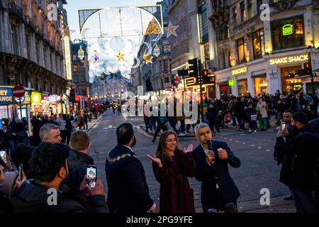 Der Bürgermeister von London, Sadiq Khan, schaltet bei den Piccadilly Lights im Zentrum Londons erste Ramadan-Lichter ein, um den Beginn des Ramadan zu feiern. Foto: Dienstag, 21. März 2023. Stockfoto