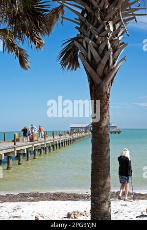 Der City Pier auf Anna Maria Island, Florida, USA, wurde 2020 wiederaufgebaut und eröffnet, nachdem der ursprüngliche Pier 2017 durch Hurrikan Irma zerstört wurde. Stockfoto